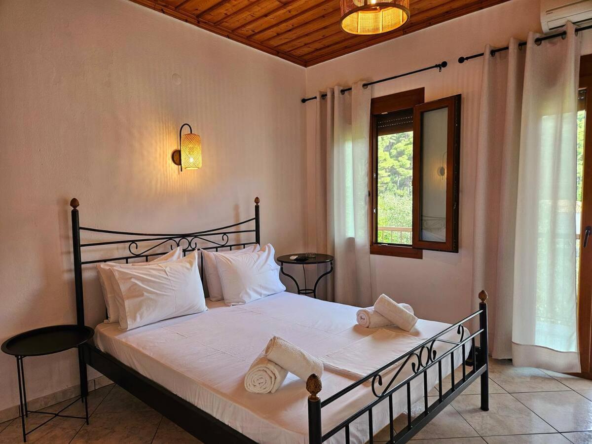 Aparthotel The Pine Trees à Agnontas Extérieur photo